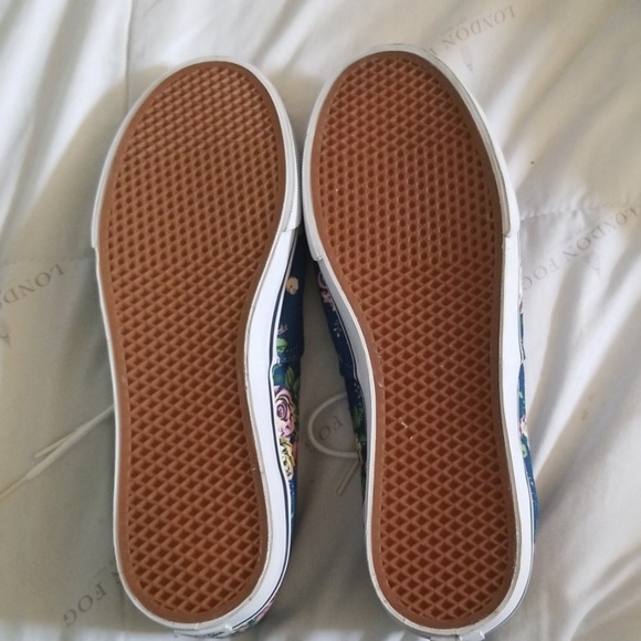 Floral Van's - Picture 2 of 4